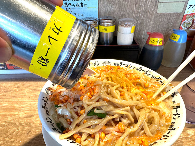 卓上の調味料で味変を試みる