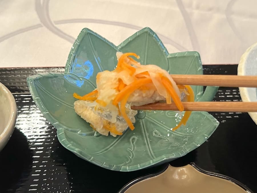 「かがみ鯛のエスカベッシュ」を試食