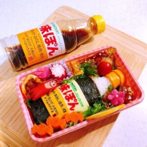 お弁当に「味ぽんボトル」を再現！？ Xで話題の職人技デコ弁