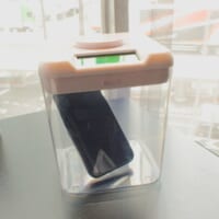コンテナにスマホを入れる