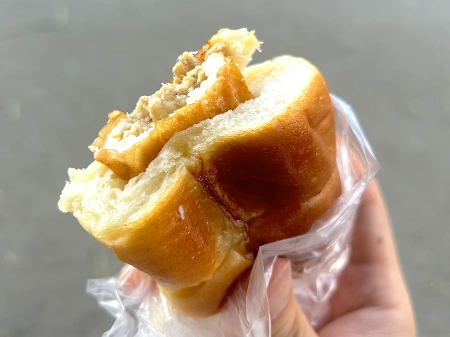 バターの甘みとツナサラダの塩気がマッチ