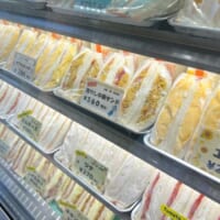 ガラスケースで異彩を放つ冷し中華サンド