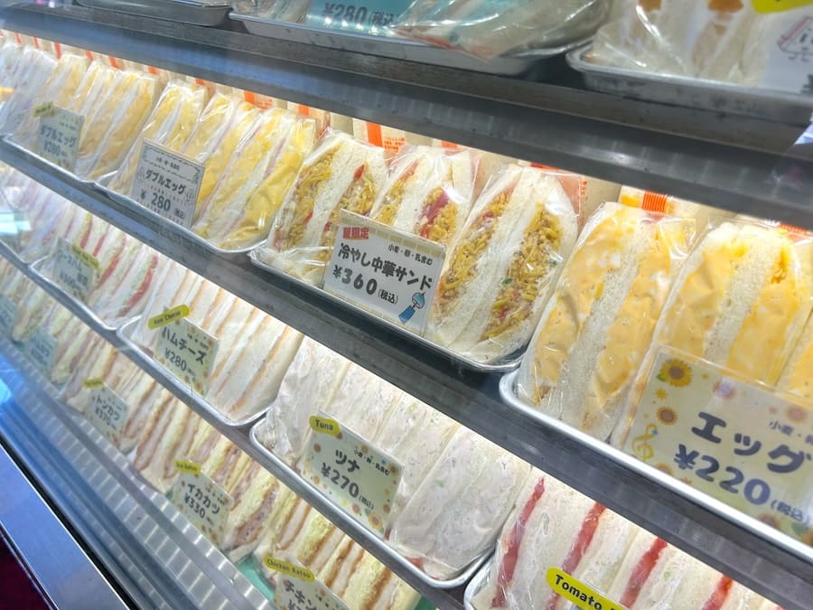 ガラスケースで異彩を放つ冷し中華サンド