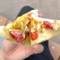 トマトやきゅうり、卵など冷やし中華の定番具材が入っている