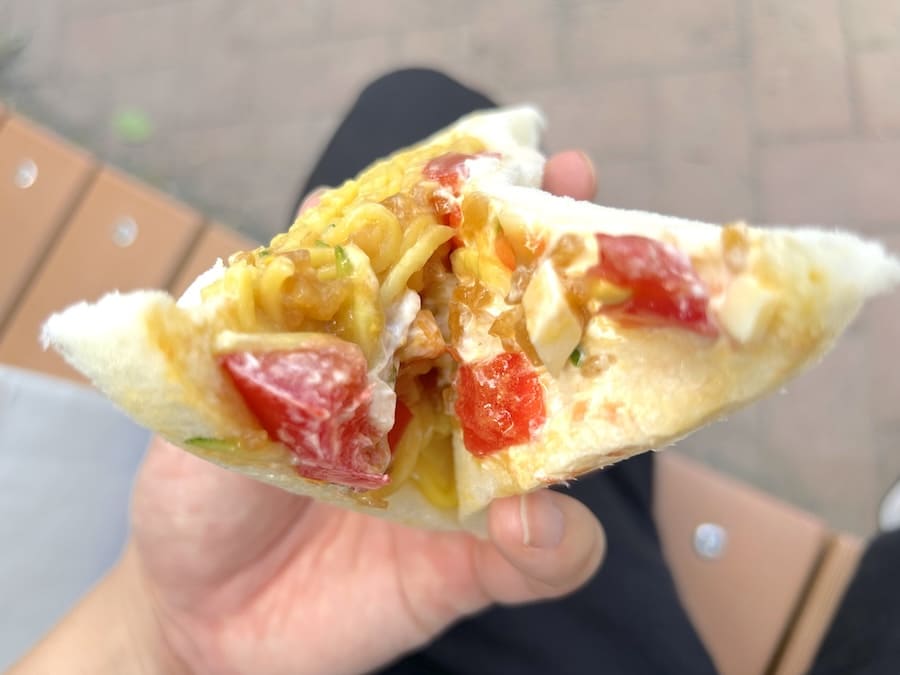 トマトやきゅうり、卵など冷やし中華の定番具材が入っている