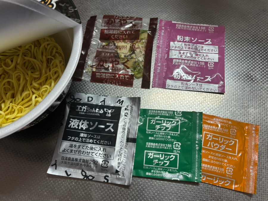 かやくに液体ソースと粉末ソース、そしてガーリックチップとガーリックパウダーの計5つの小袋が同封