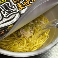お湯を注いで5分待ちます