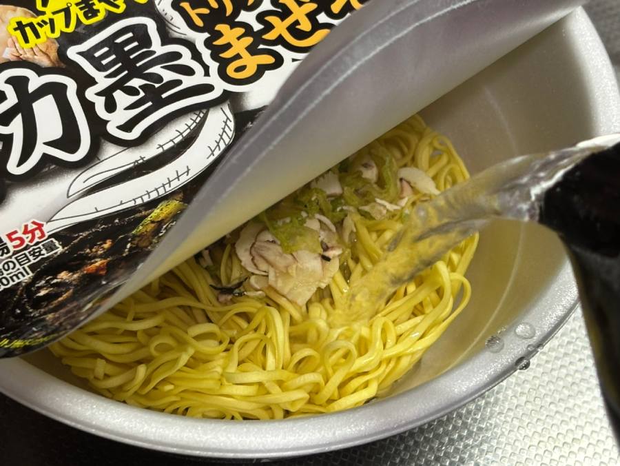 お湯を注いで5分待ちます