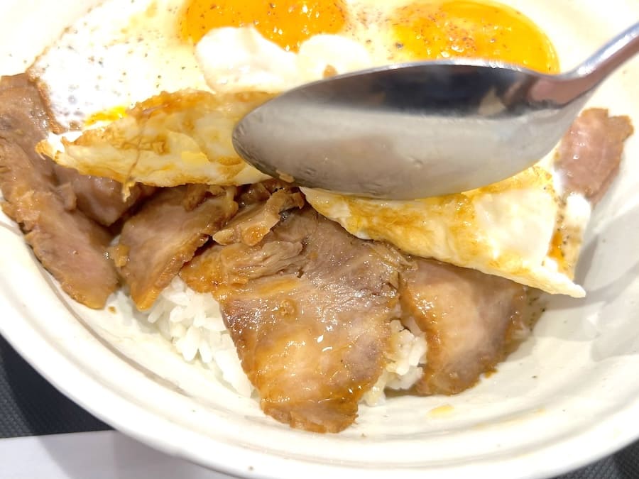 卵の下には肉がぎっしり