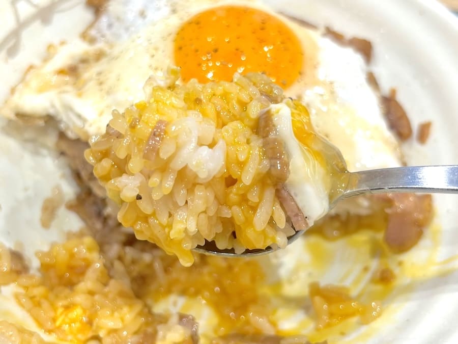 黄身のまろやかさがタレと肉の旨味を引き上げる
