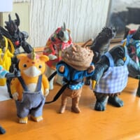 なんか思ってたのと違う……けど似合いすぎ！父の集めた怪獣ソフビが大反響