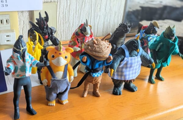 なんか思ってたのと違う……けど似合いすぎ！父の集めた怪獣ソフビが大反響
