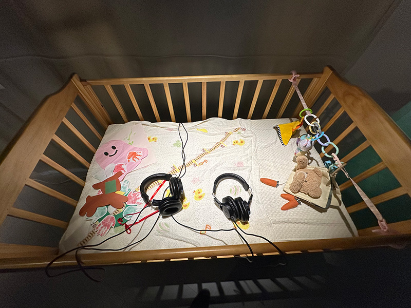 赤ちゃんの泣き声がASMRで聴こえるヘッドフォン