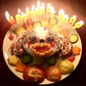 愛犬の誕生日に“狂気のケーキ”を手作り　ホラーすぎて家族が悲鳴