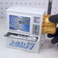 ハンドルを回すとカードを排出