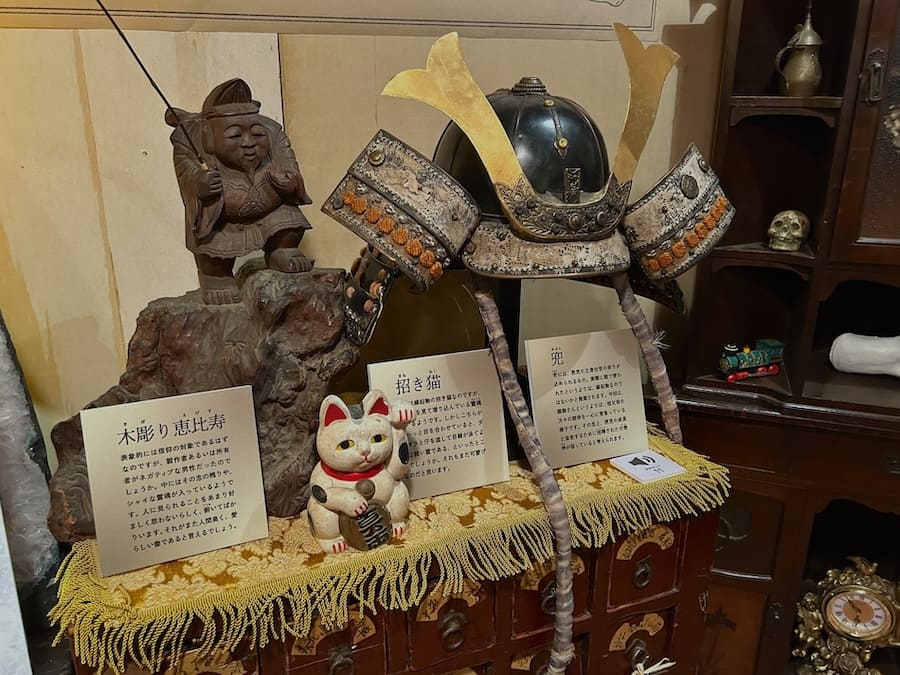 兜や招き猫