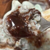 中央にはとろりとしたチョコソースが