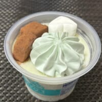 ミントアイスにハート型マシュマロ1個と、チョコわらび餅2個が大胆に配置