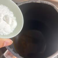 煮出した後、砂糖を大さじ1杯入れる