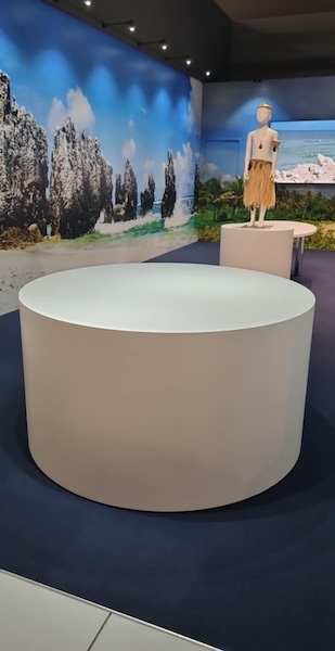「“虚無”を展示してる」と話題のナイル台座