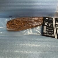 中には、冷凍されたうなぎ風のフィレ1枚と、付属の蒲焼のたれ＆山椒の小袋