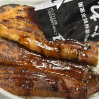 添付のたれと山椒をかける
