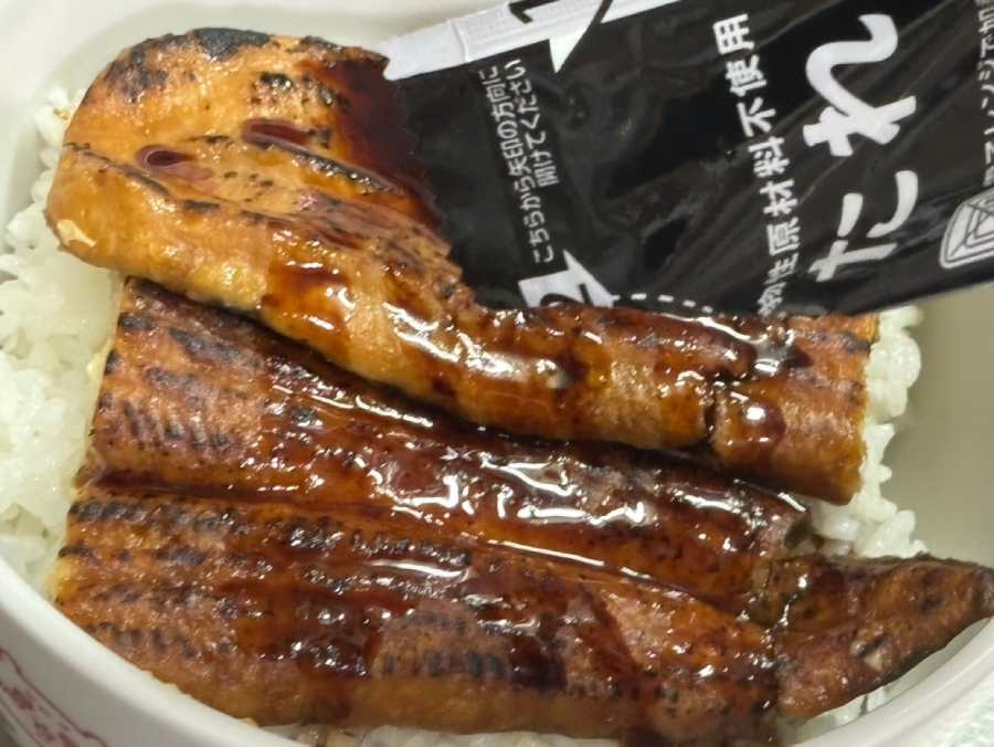 添付のたれと山椒をかける