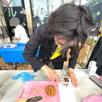 メンチニキみずから丁寧にメンチを切ってくれる