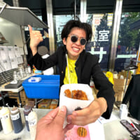 メンチニキみずから丁寧にメンチを切ってくれる