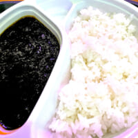 「意味がわかるとゾッとするカレー屋」では、黒と赤の2色のカレーを怪談とともに楽しめる