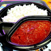 「意味がわかるとゾッとするカレー屋」では、黒と赤の2色のカレーを怪談とともに楽しめる