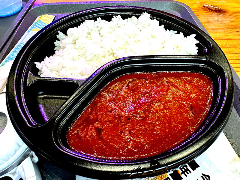 「意味がわかるとゾッとするカレー屋」では、黒と赤の2色のカレーを怪談とともに楽しめる