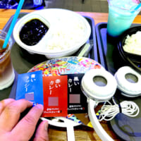 「意味がわかるとゾッとするカレー屋」では、黒と赤の2色のカレーを怪談とともに楽しめる