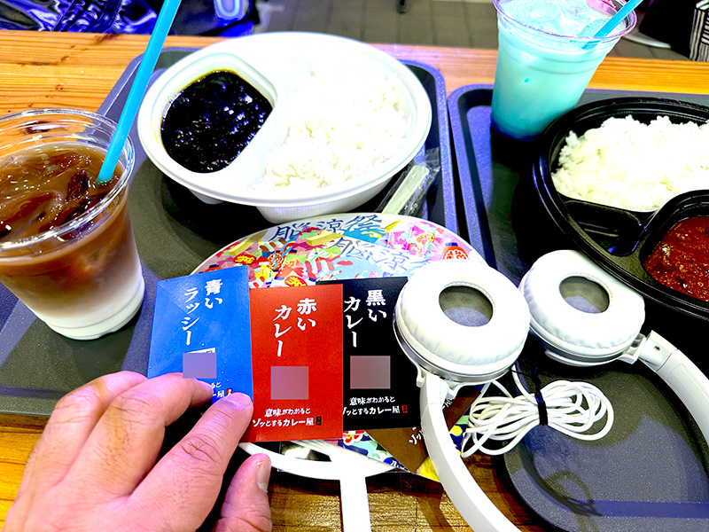 「意味がわかるとゾッとするカレー屋」では、黒と赤の2色のカレーを怪談とともに楽しめる