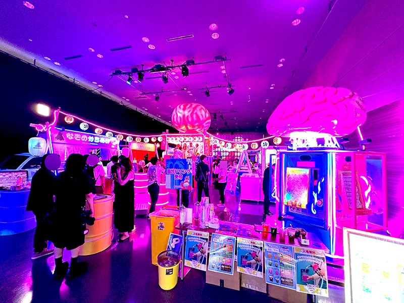 カオスに染まった「脳汁横丁」室内会場