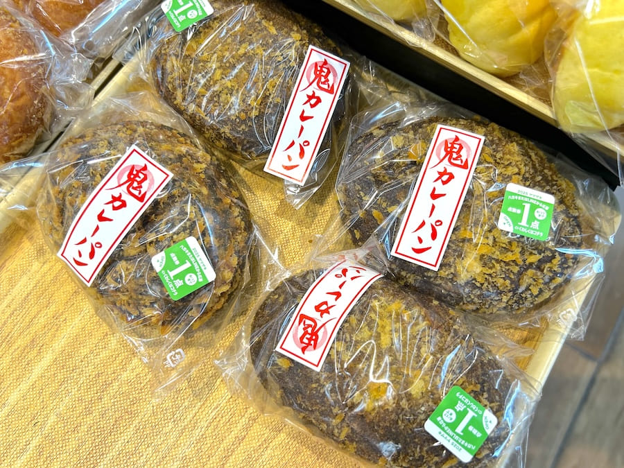 鬼カレーパン陳列棚