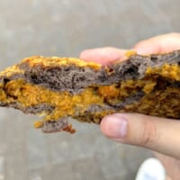 中身も黒