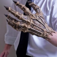悪霊退散！「ぬ～べ～」の鬼の手をダンボールで制作　可動式の驚きファンアート