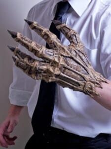 悪霊退散！「ぬ～べ～」の鬼の手をダンボールで制作　可動式の驚きファンアート