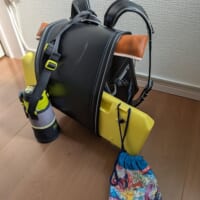 大量荷物をランドセルに合体！　夏休みを迎える“小学生あるある”に共感の声