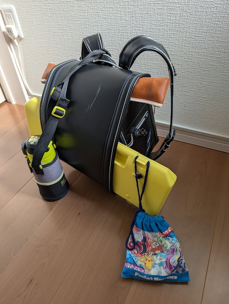 大量荷物をランドセルに合体！　夏休みを迎える“小学生あるある”に共感の声