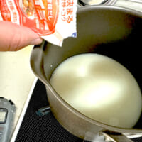 豆乳に水、うまみ調味料とラード、刻んだ餅を入れてスープを作る