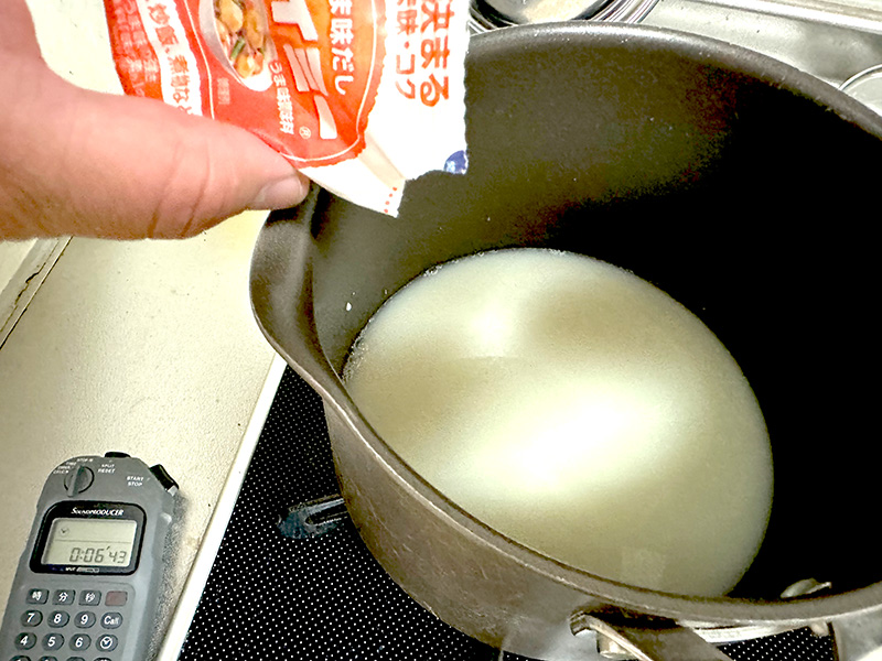 豆乳に水、うまみ調味料とラード、刻んだ餅を入れてスープを作る