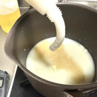 豆乳に水、うまみ調味料とラード、刻んだ餅を入れてスープを作る