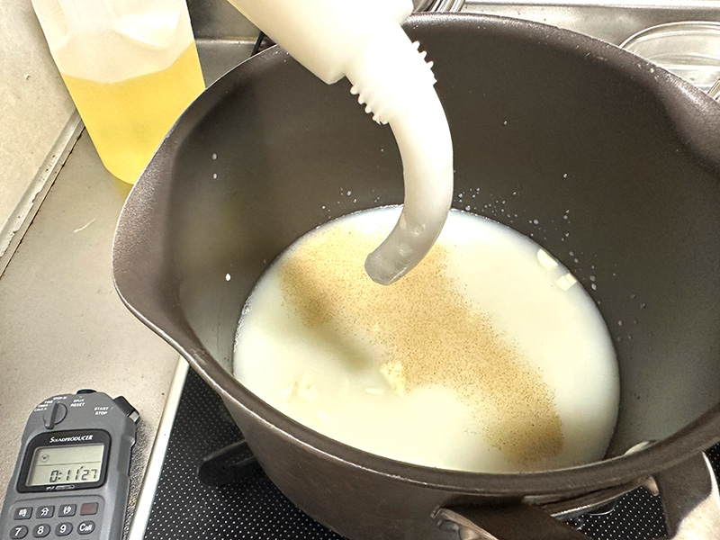豆乳に水、うまみ調味料とラード、刻んだ餅を入れてスープを作る