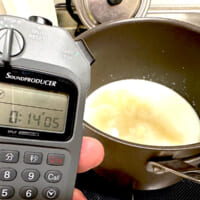 豆乳に水、うまみ調味料とラード、刻んだ餅を入れてスープを作る