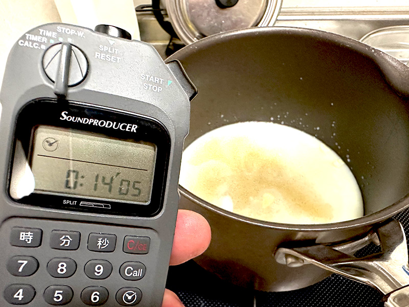 豆乳に水、うまみ調味料とラード、刻んだ餅を入れてスープを作る