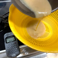 スープをザルでこして丼にいれる