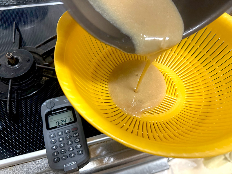 スープをザルでこして丼にいれる