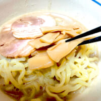 あらかじめ茹でておいた麺を入れ、具材を乗せる